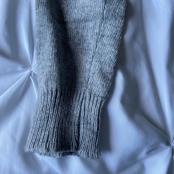 Brandy Melville Sweater - Picture 2 of 4